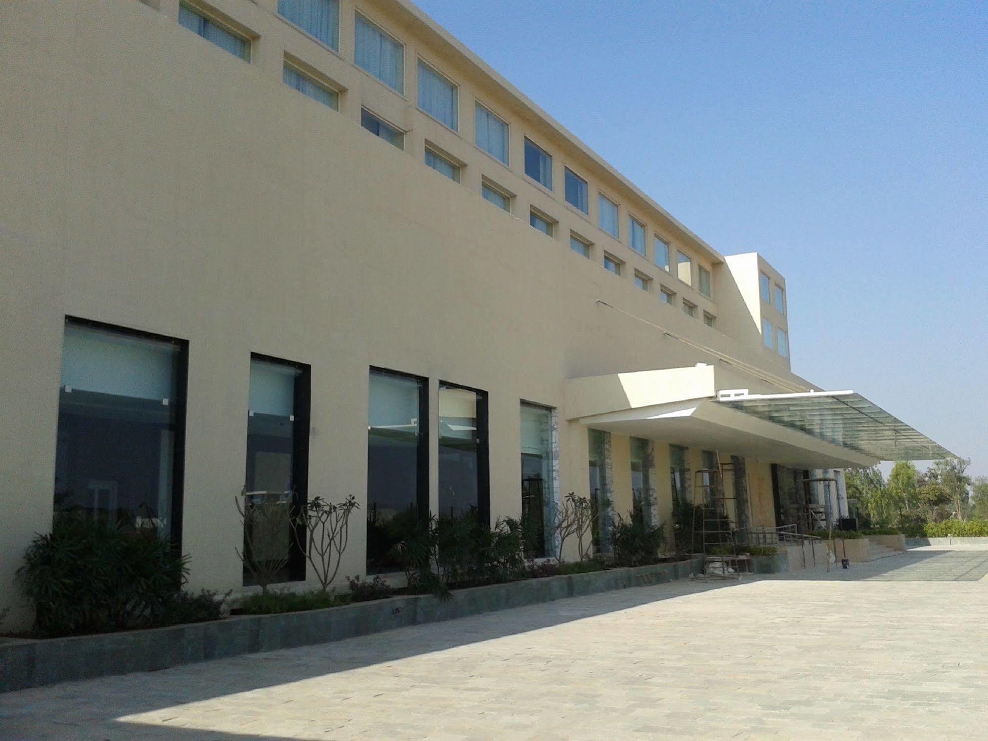 Courtyard By Marriott Bilaspur Exterior foto